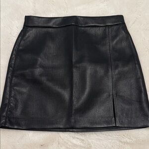 Aritzia Wilfred Women’s Sz 6 Black Faux Leather Short Zip Up Skirt w/Slit